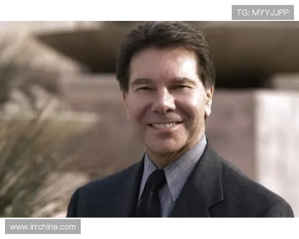 亚当斯的传奇人生与影响力探讨:从科学家到文化象征的转变之路